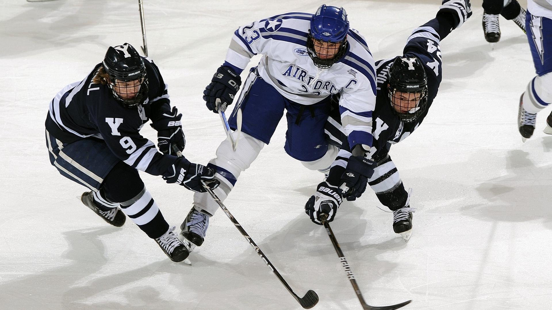 利物浦半决赛横扫那不勒斯，马龙砍下15记关键球，全场沸腾
