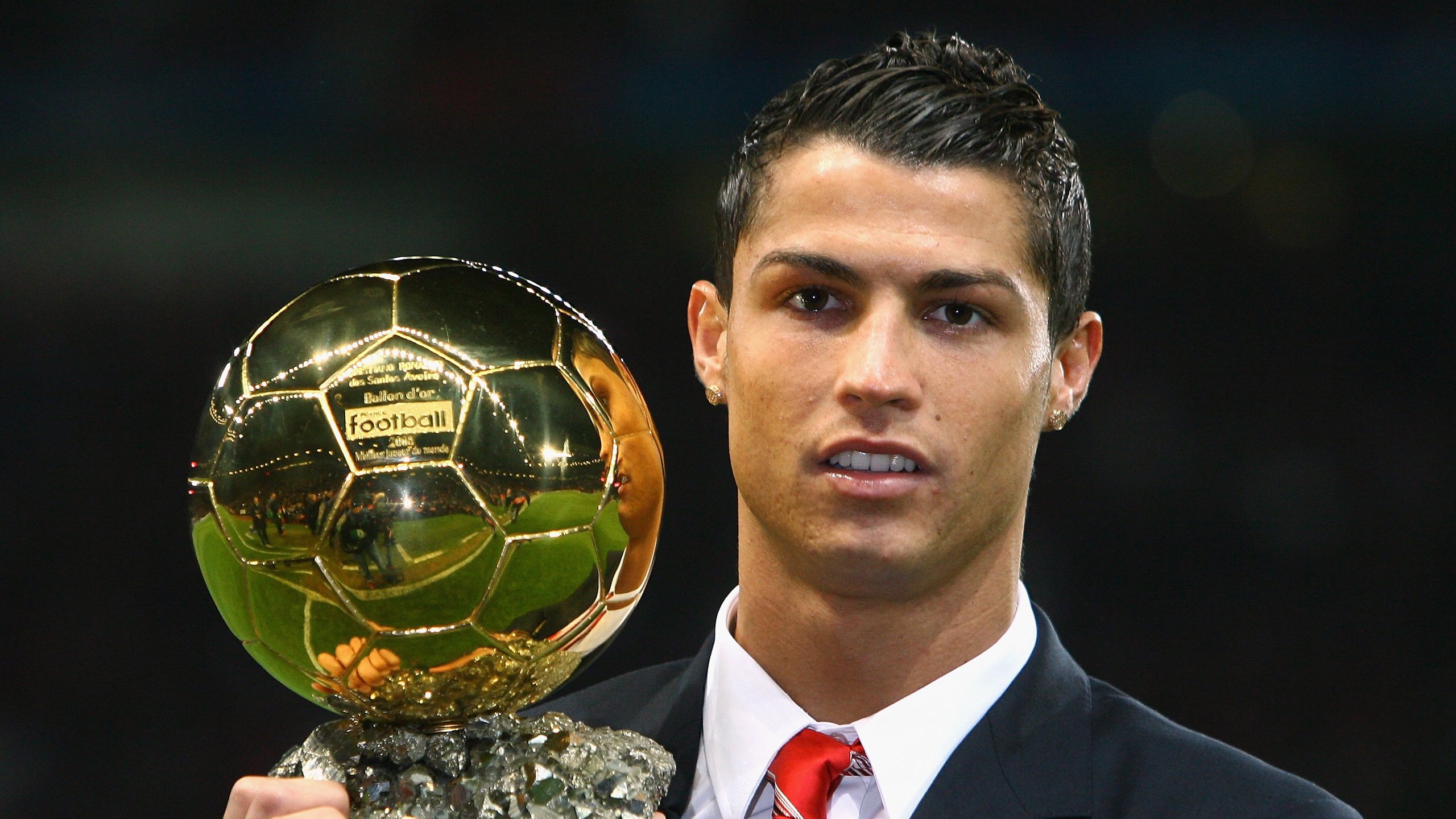 莱万赛后谦逊发言登热搜，本菲卡鏖战休斯顿火箭引发热议